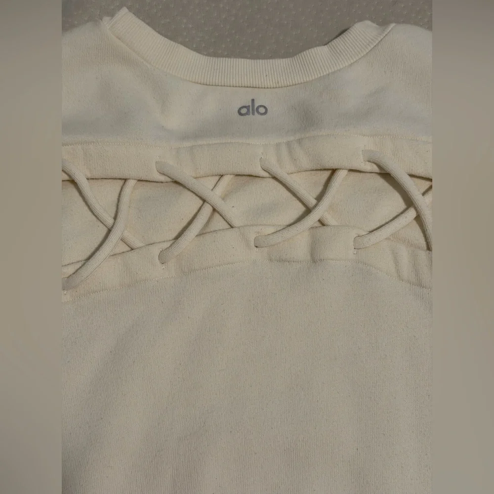 Alo Sweatshirt Cream Crosshatch Back and Long Sleeves - Picture 3 of 8